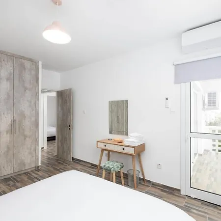 Happy - Halefka Court *