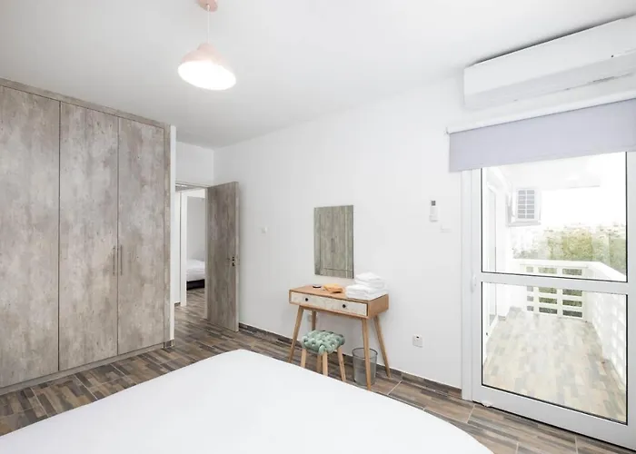 Happy - Halefka Court *